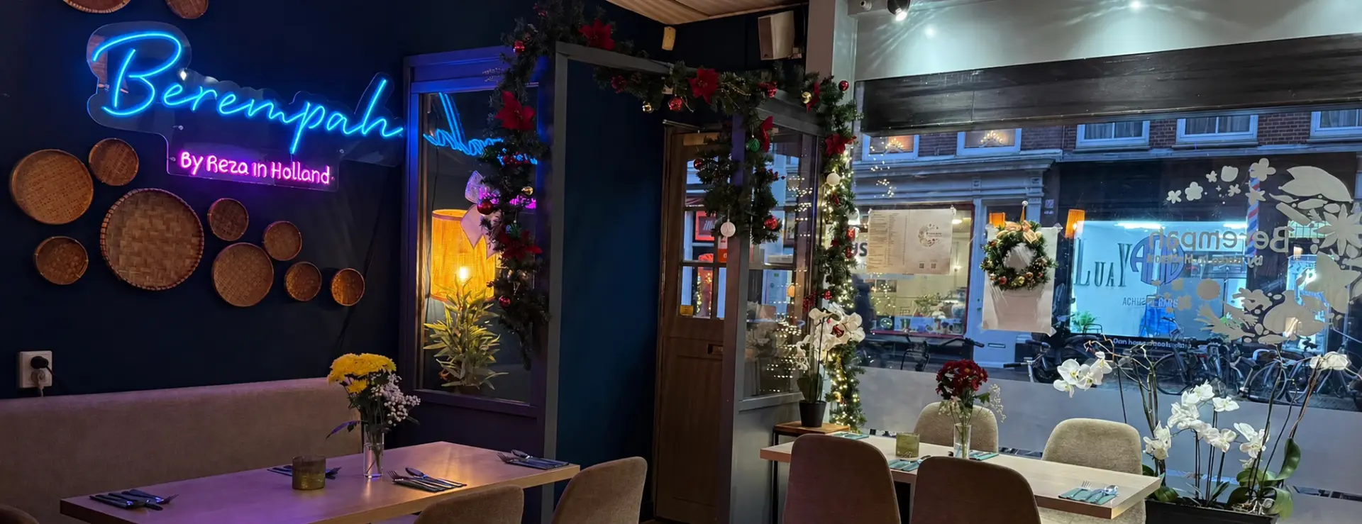Interieur van Berempah met neonlogo