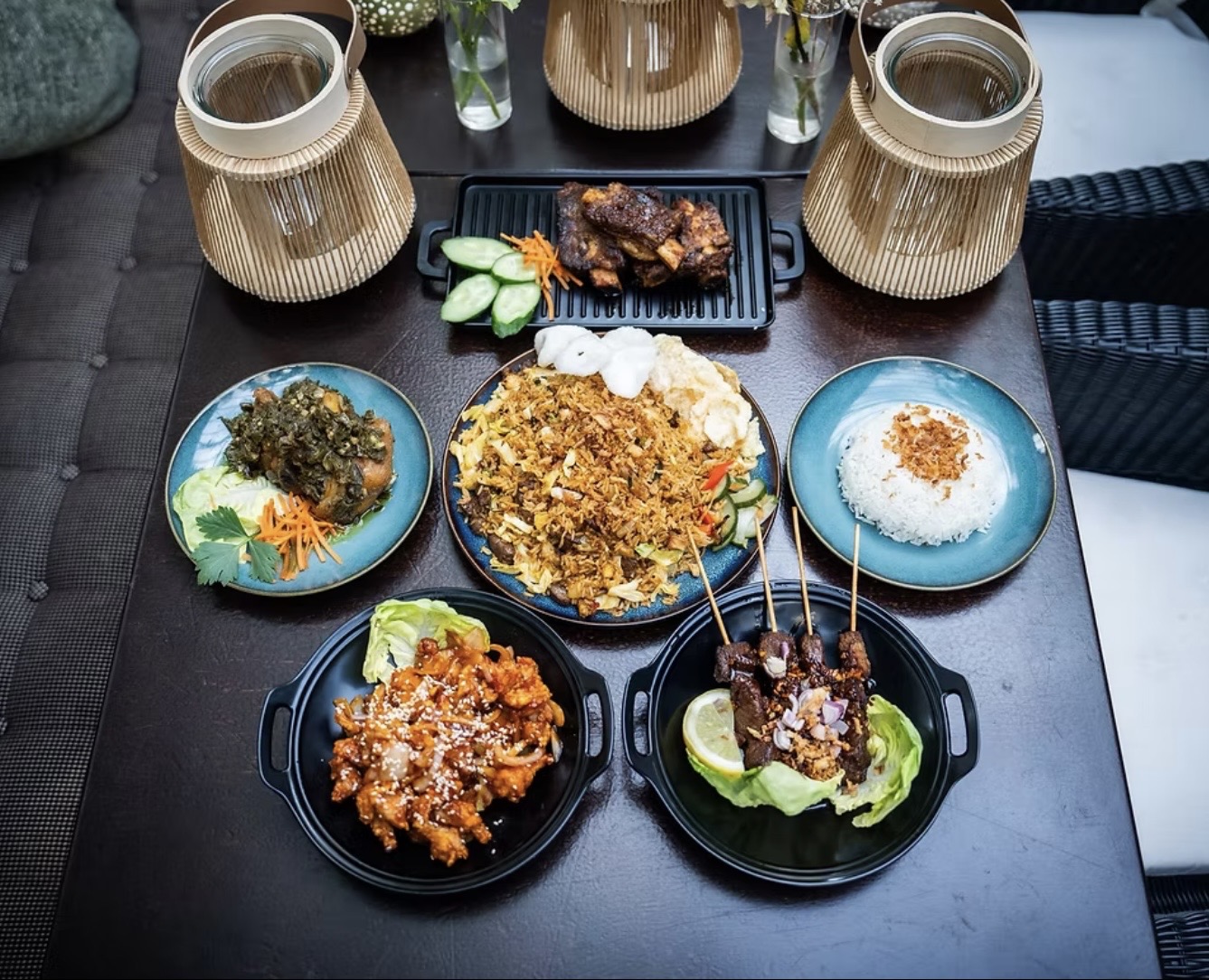 Gedekte tafel met verschillende Indonesische gerechten bij Berempah